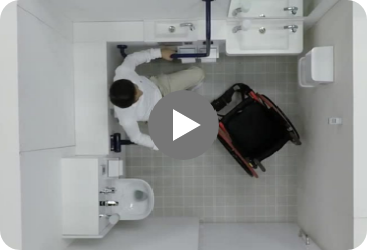 ①手動車いすを使用している人の動作の一例（トイレ利用自立）