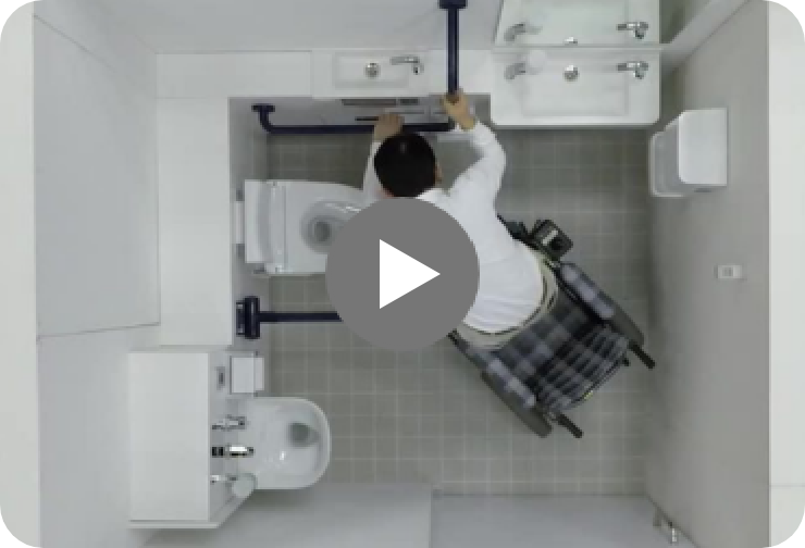 ②電動車いすを使用している人の動作の一例（トイレ利用自立）