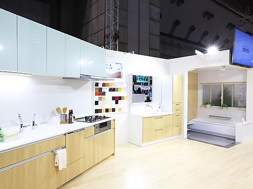 システムキッチンと洗面台、ユニットバスルームの展示