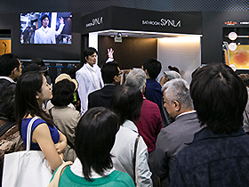 来場客でいっぱいの実演の様子