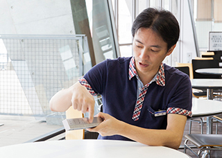 インタビューの様子　朝倉さん