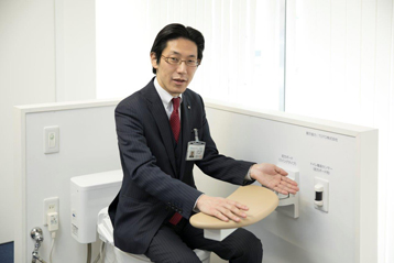 人が座った様子