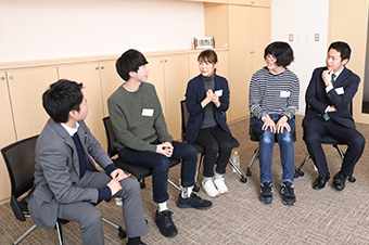 座談会の様子1