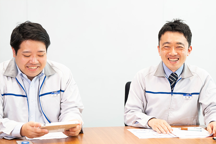 リモコンや資料を見ながら微笑む内藤さんと北野さん