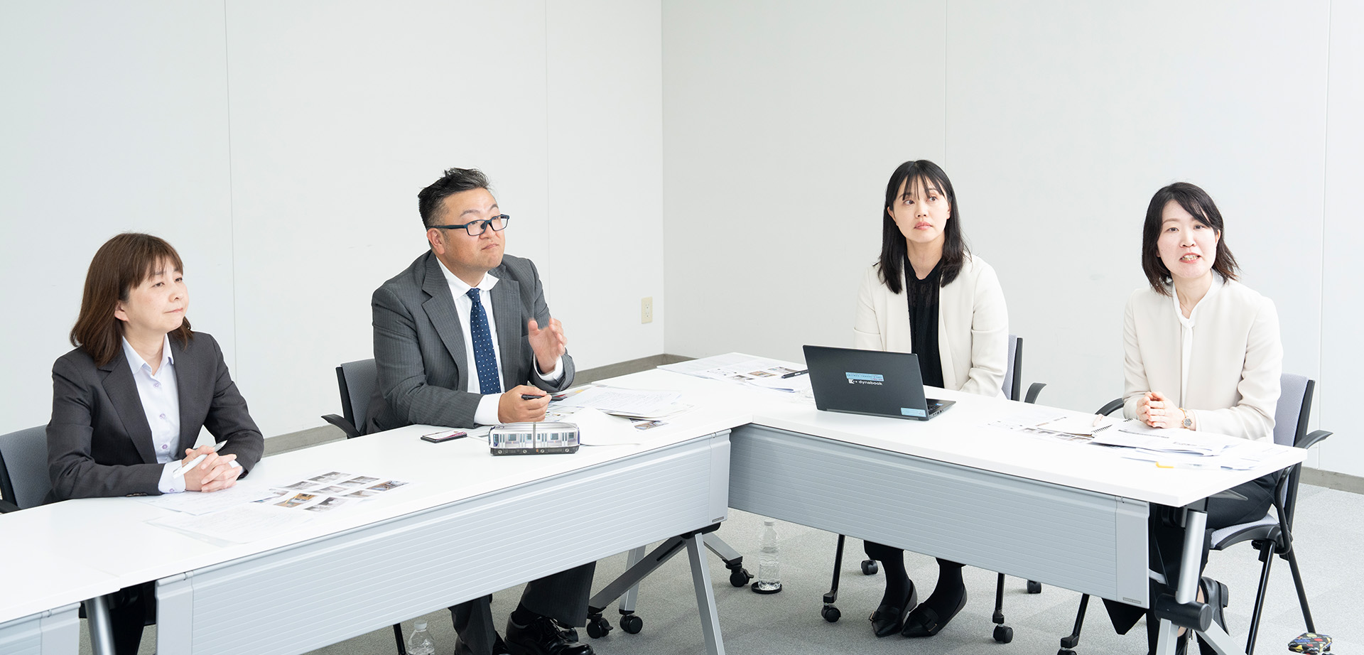 なんぶさんと、説明に聞き入る座談会メンバー