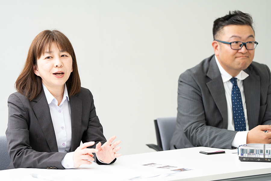 テーブルを前に、左側にいしづかさん、右側になんぶさんが座っている