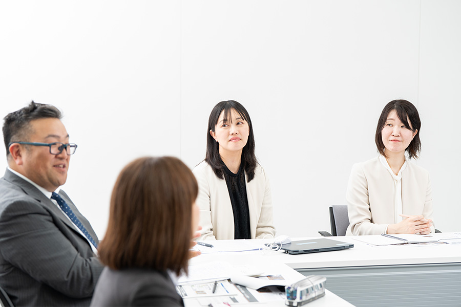 座談会の様子。右から順にトートーのきのうちさんとなかむらさん、なんぶさん、いしづかさんが座っている
